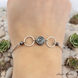 Bracelet Chaîne en inox avec deux anneaux et une pierre d'Hématite en forme de fleur