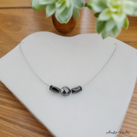 Collier Fil en Inox avec des Pierres d'hématite facettées et tubulaires torsadées.