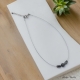 Collier Fil en Inox avec des Pierres  d'hématite facettées et tubulaires torsadées.