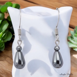 Boucles oreilles avec une petite pierre d'hématite en forme de goutte ornées d'une hématite facettée