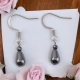 Boucles oreilles avec une petite pierre d'hématite en forme de goutte orné d'une  hématite facettée