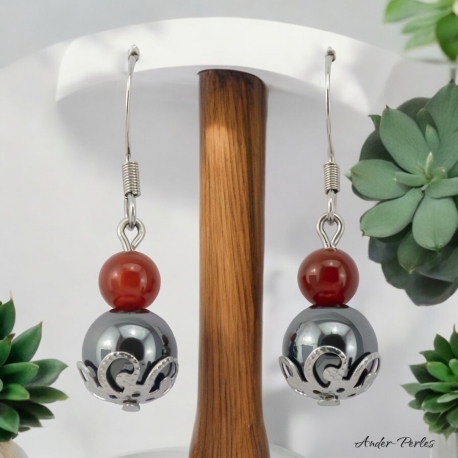 Boucles oreilles avec une pierre d'Agate Rouge et d'hématite ornées d'une cage de finition