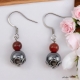 Boucles oreilles avec une pierre d'Agate Rouge et d'hématite ornées d'une cage de finition