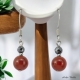 Boucles oreilles avec une pierre d'Agate Rouge ornées d'une hématite facettée