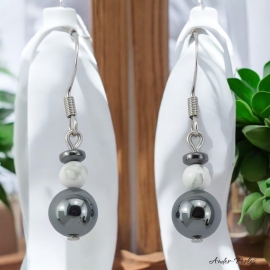 Boucles oreilles avec une pierre d'hématite ornées d'une Howlite et rondelles en Hématite