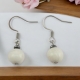 Boucles oreilles avec une pierre d'Howlite ornées d'une rondelle en hématite facettée