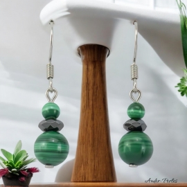 Boucles oreilles avec deux pierres en Malachite ornées d'une rondelle facettée en hématite