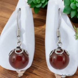 Boucles oreilles avec une pierre d'Agate Rouge ornées d'une cage de finition