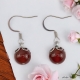 Boucles oreilles avec une pierre d'Agate Rouge ornées d'une cage de finition