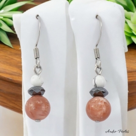 Boucles oreilles avec une pierre de soleil surmontée d'une hématite facettée et d'une howlite