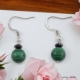 Boucles oreilles avec une pierre de Malachite surmontée d'une hématite facettée