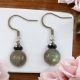 Boucles oreilles avec une pierre de Labradorite surmontée d'une hématite facettée