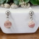 Boucles Oreilles puce en inox ornées d'une pierre de Rhodochrosite