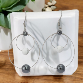 Boucles Oreilles double boucles en Fil inox ornées d'une pierre d'Hématite et d'Howlite