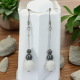 Boucles Oreilles simple tige en inox ornées d'une pierre d'Howlite et de deux Hématites